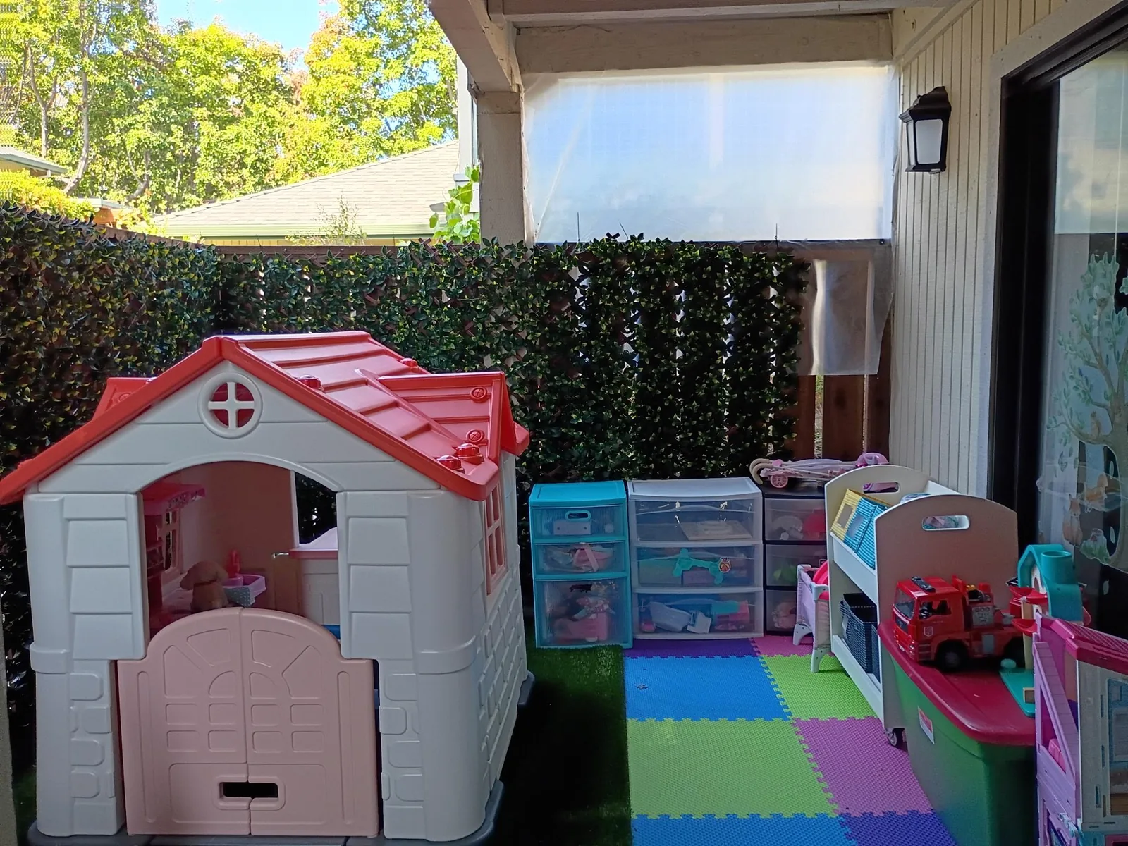 Patio y casita de juego